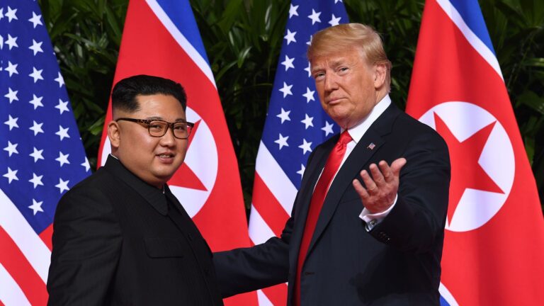 Donald Trump y Kim Jong-Un se reúnen por primera vez