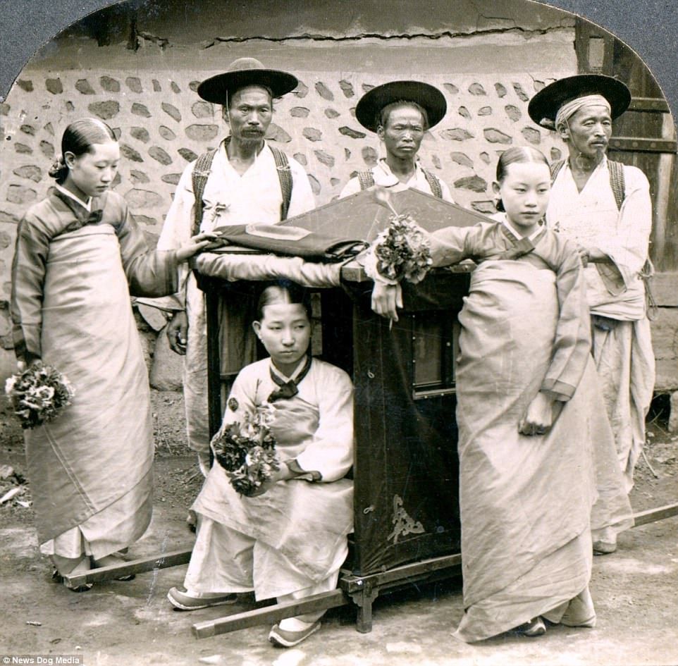 Las muchachas de Kisaeng y sus muchachos portadores en una localización desconocida en Corea, cerca de 1900. Las muchachas coreanas de Kisaeng eran animadores y cortesanas que a veces proporcionaban servicios sexuales<br />
